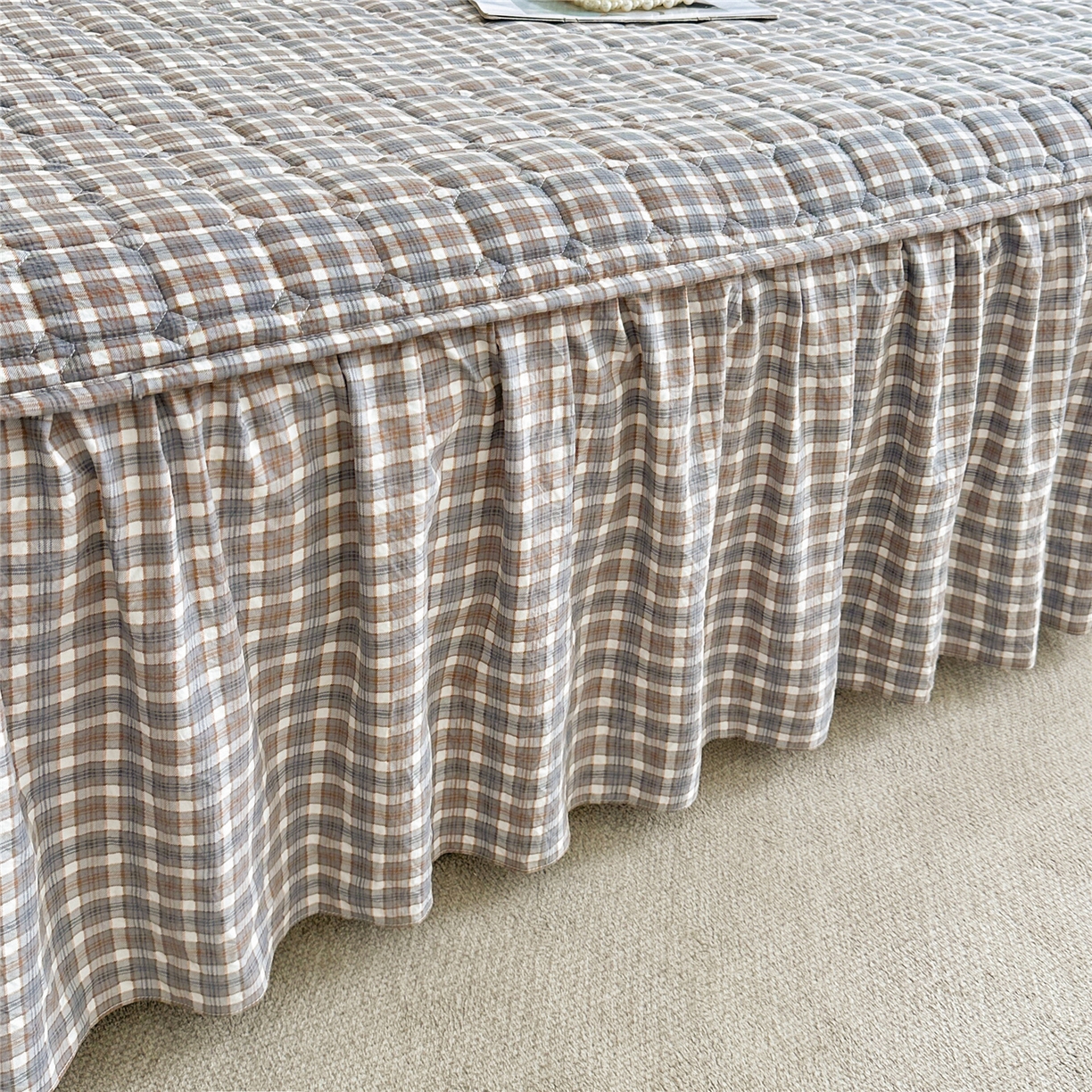 91家纺网 家纺一手货源 找家纺 十个点家纺 2025新款加厚磨毛木棉床裙三件套-格小格系列 格小格-咖