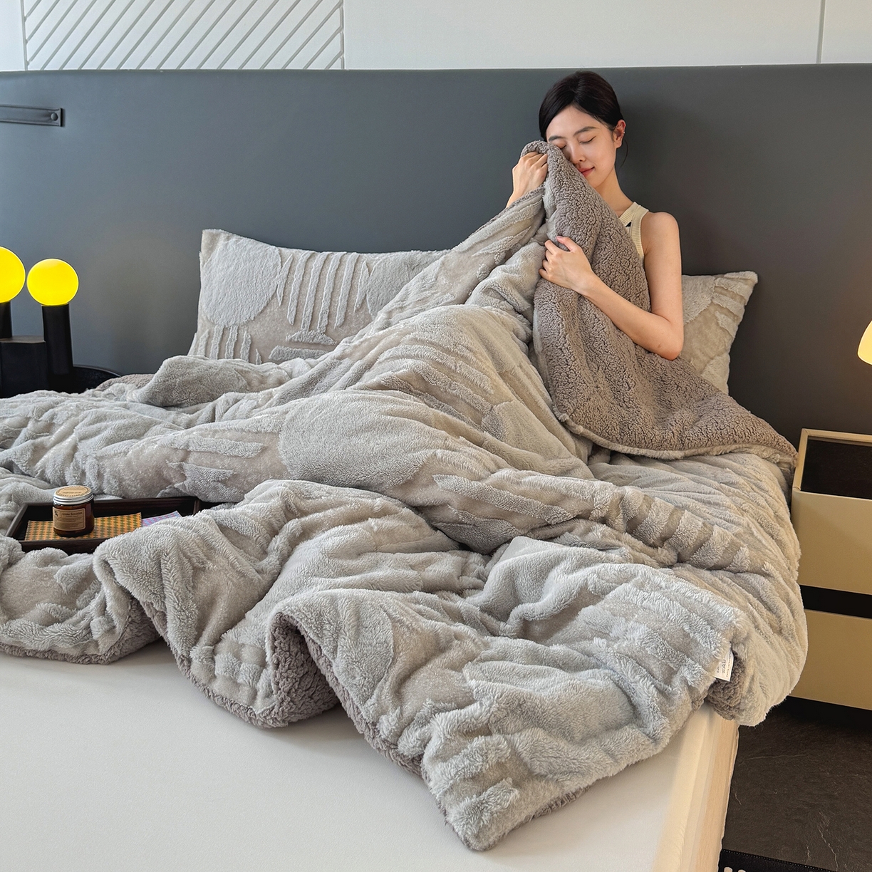 91家纺网 家纺一手货源 找家纺 枋梢家纺 2025新款亮丝兔毛绒兔毛提花北欧几何羊羔绒 双层加厚保暖盖毯 居家午睡保暖毯 几何-浅灰