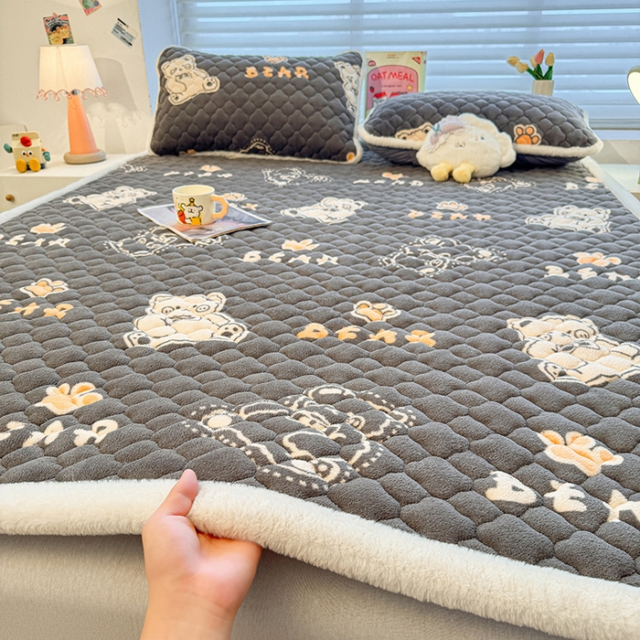 91家纺网 家纺一手货源 找家纺 喜居 2025新款高克重印花牛奶绒夹棉床褥床垫子褥子床护垫 嘟嘟熊