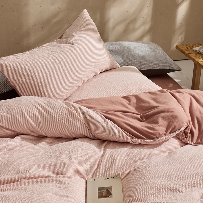 91家纺网 家纺一手货源 找家纺 LADYCOCO可可家居 2025新款针织+梭织夹棉四件套-滚绳款 泡泡纱 条纹粉色