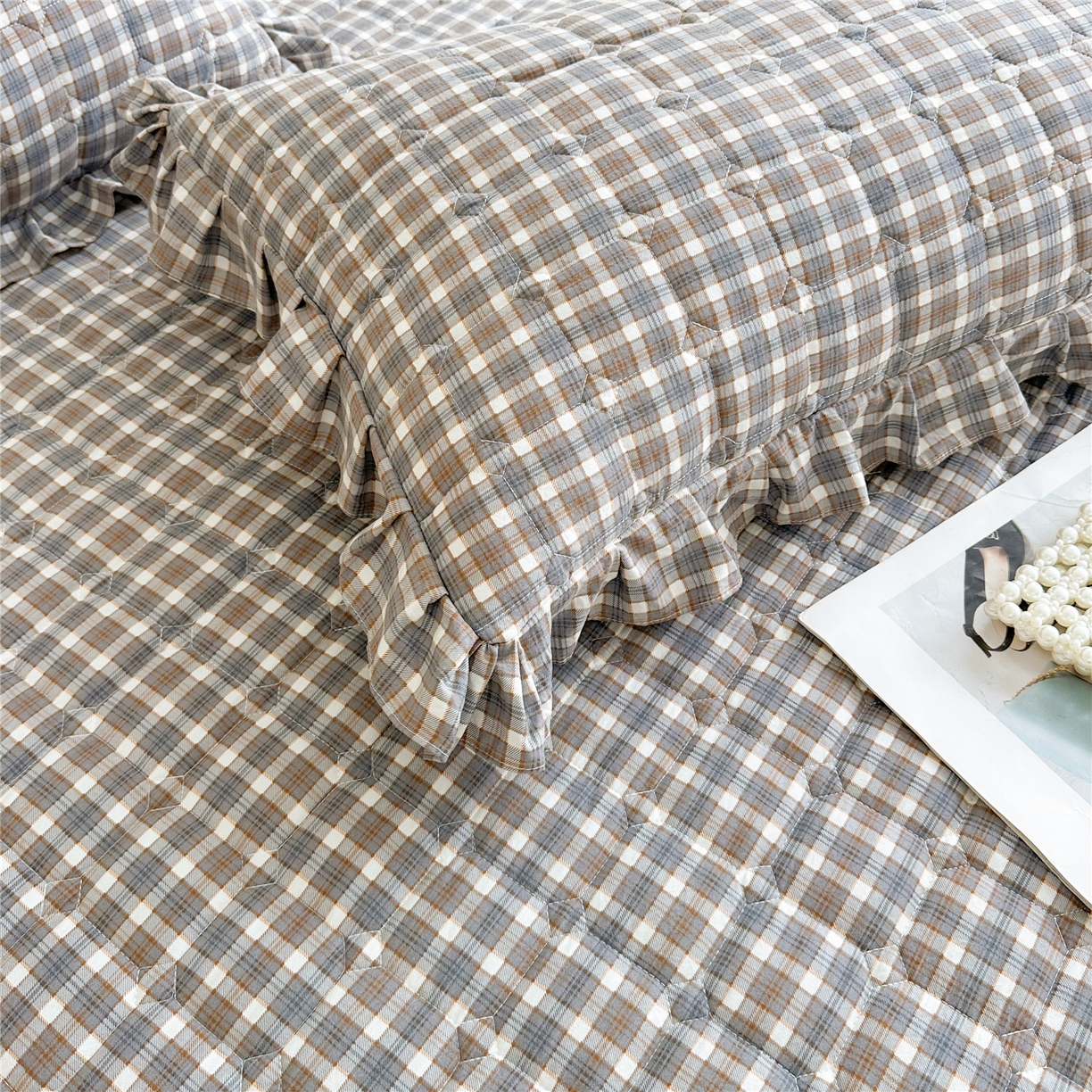 91家纺网 家纺一手货源 找家纺 十个点家纺 2025新款加厚磨毛木棉床裙三件套-格小格系列 格小格-咖