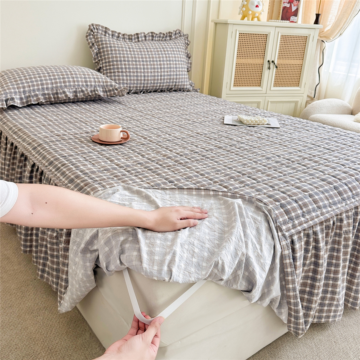 91家纺网 家纺一手货源 找家纺 十个点家纺 2025新款加厚磨毛木棉床裙三件套-格小格系列 格小格-咖