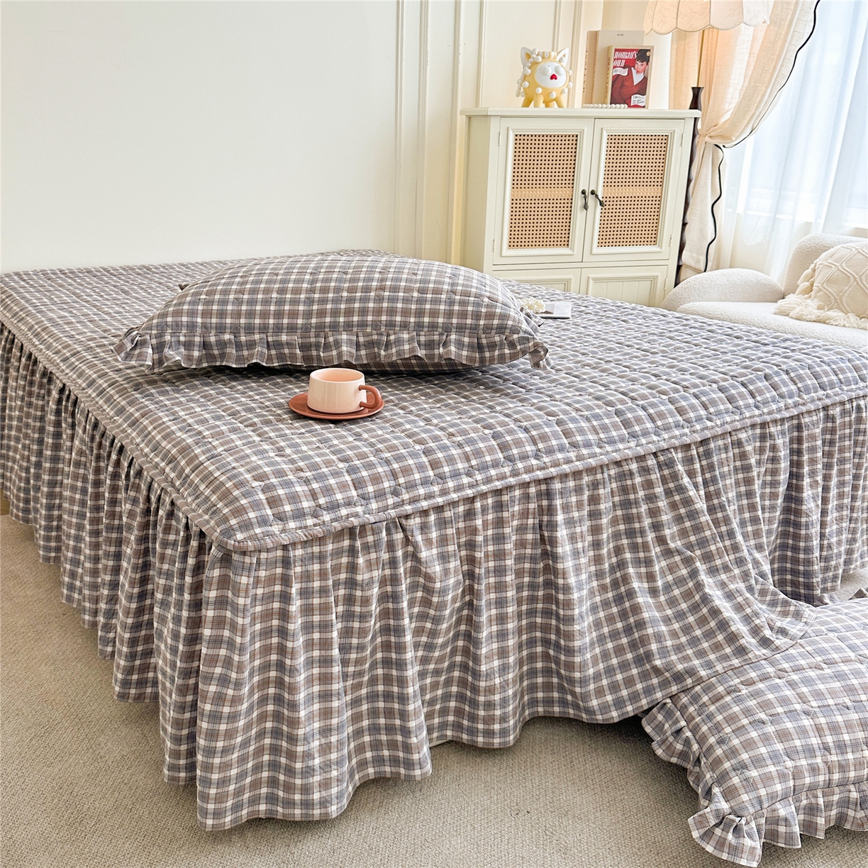 91家纺网 家纺一手货源 找家纺 十个点家纺 2025新款加厚磨毛木棉床裙三件套-格小格系列 格小格-咖