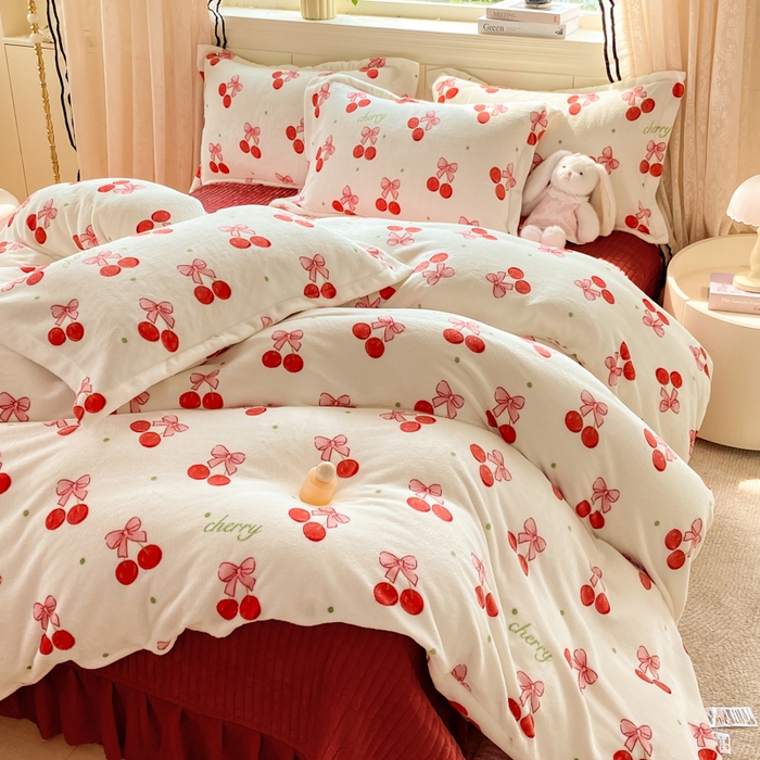 91家纺网 家纺一手货源 找家纺 富之航家纺 2025秋冬新款牛奶绒印花床盖四件套 甜蜜樱桃