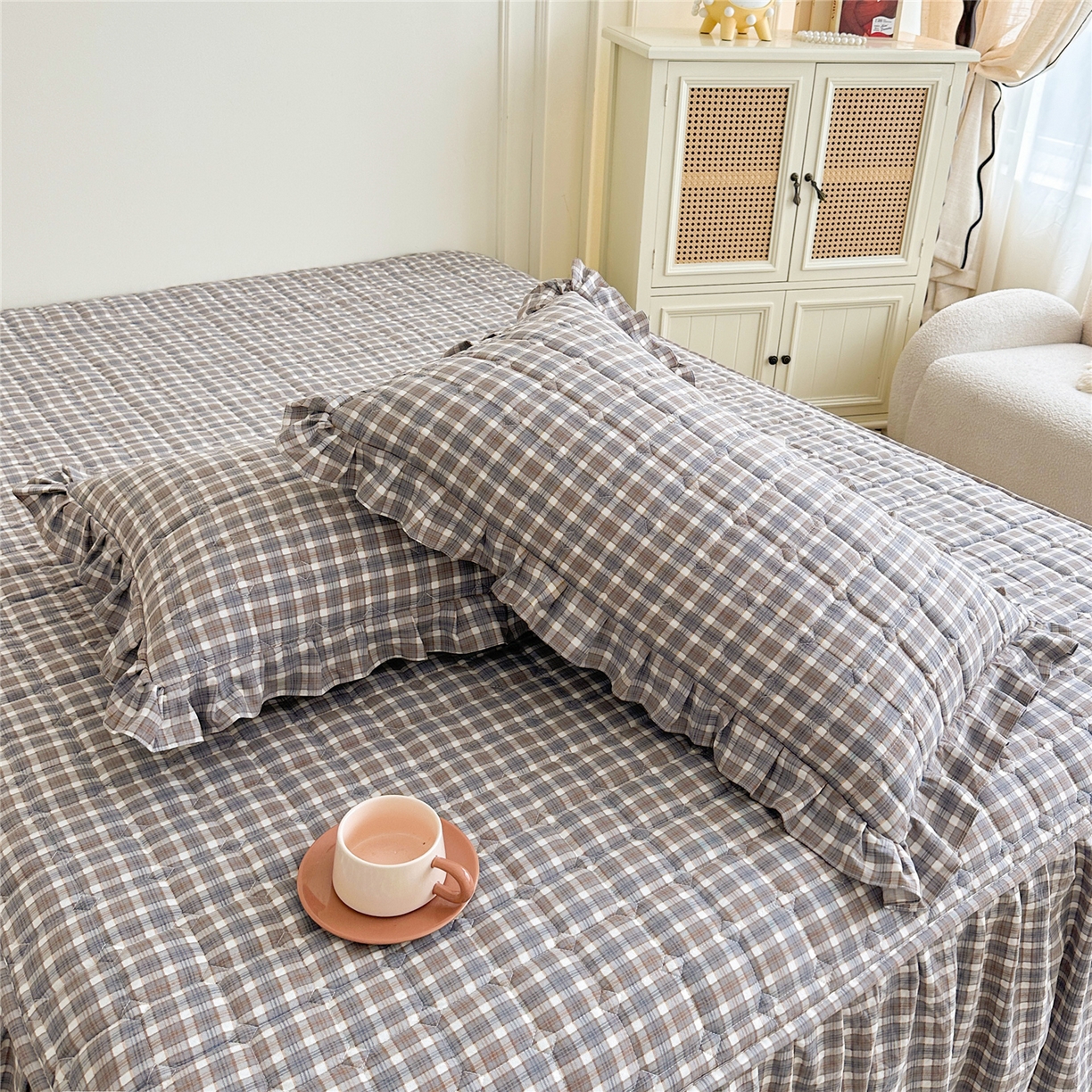 91家纺网 家纺一手货源 找家纺 十个点家纺 2025新款加厚磨毛木棉床裙三件套-格小格系列 格小格-咖