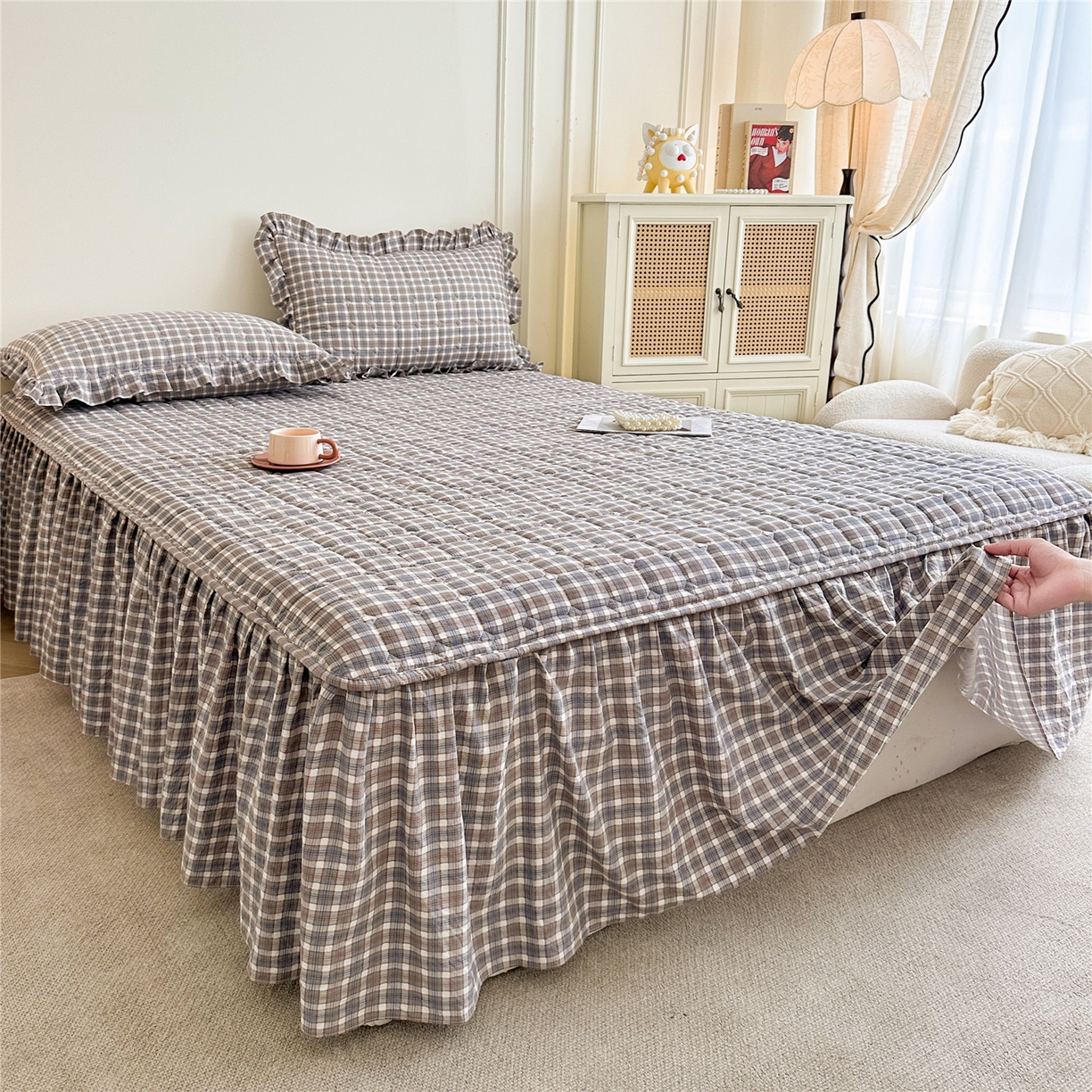 91家纺网 家纺一手货源 找家纺 十个点家纺 2025新款加厚磨毛木棉床裙三件套-格小格系列 格小格-咖