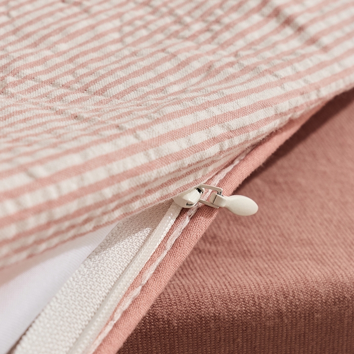 91家纺网 家纺一手货源 找家纺 LADYCOCO可可家居 2025新款针织+梭织夹棉四件套-滚绳款 泡泡纱 条纹粉色