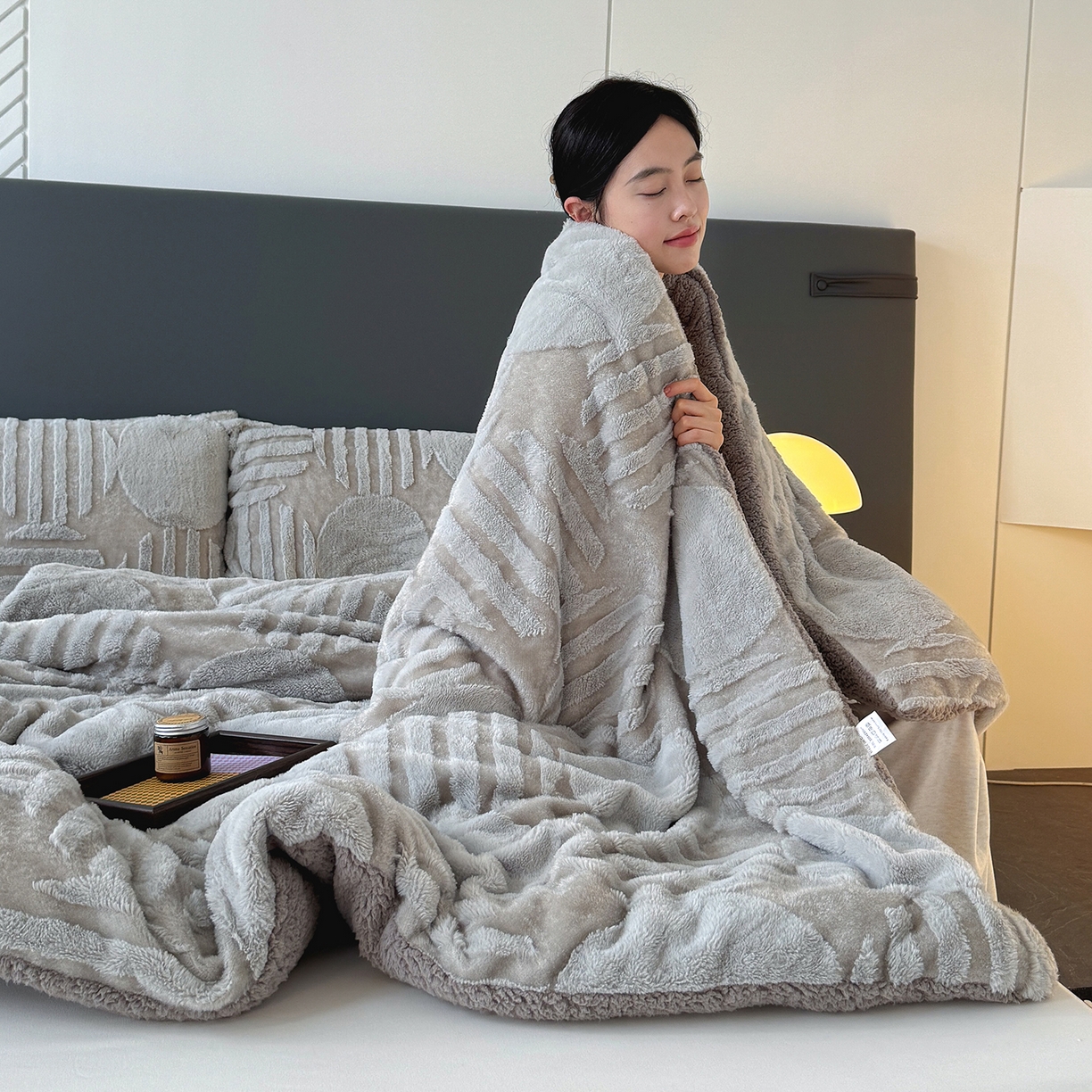 91家纺网 家纺一手货源 找家纺 枋梢家纺 2025新款亮丝兔毛绒兔毛提花北欧几何羊羔绒 双层加厚保暖盖毯 居家午睡保暖毯 几何-浅灰