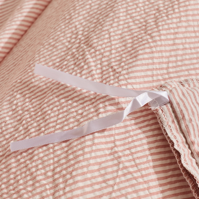 91家纺网 家纺一手货源 找家纺 LADYCOCO可可家居 2025新款针织+梭织夹棉四件套-滚绳款 泡泡纱 条纹粉色