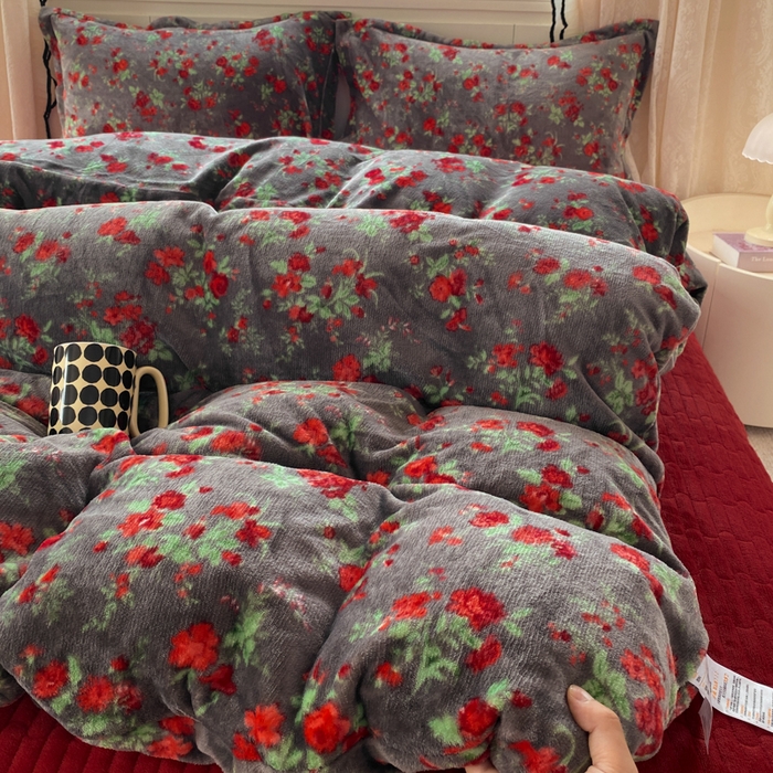 91家纺网 家纺一手货源 找家纺 富之航家纺 2025秋冬新款牛奶绒印花床盖四件套 花妖