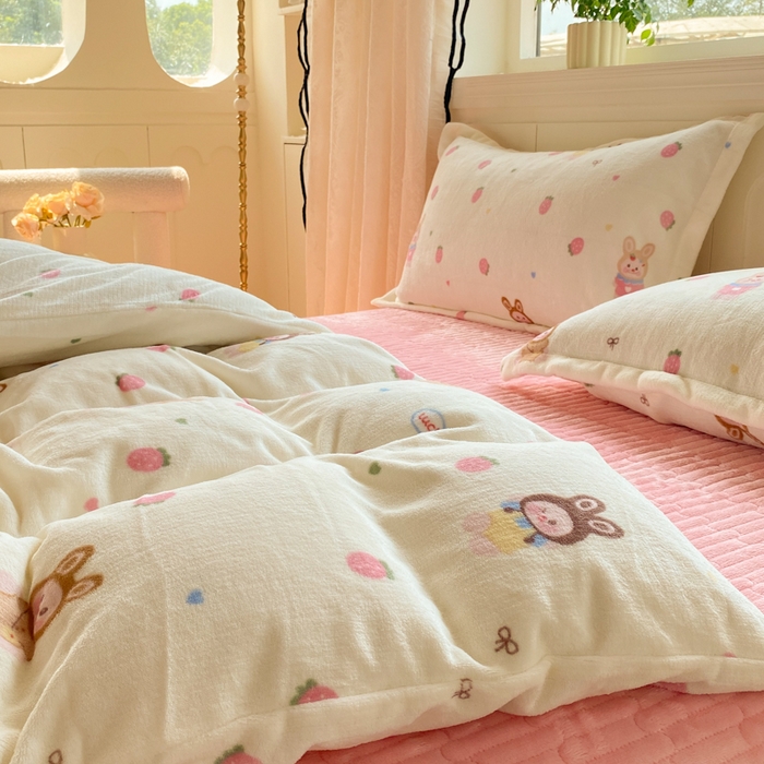 91家纺网 家纺一手货源 找家纺 富之航家纺 2025秋冬新款牛奶绒印花床盖四件套 织梦空间