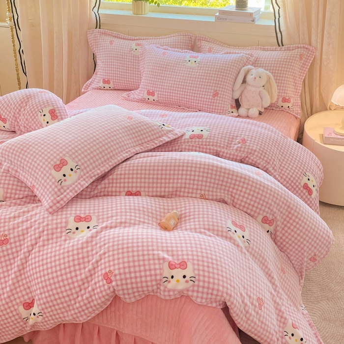 91家纺网 家纺一手货源 找家纺 富之航家纺 2025秋冬新款牛奶绒印花床盖四件套 幸运猫咪