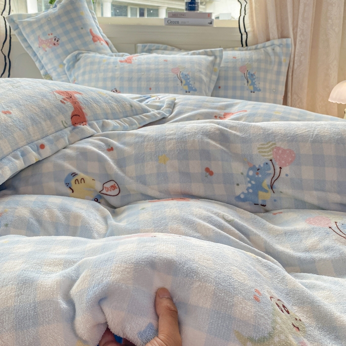 91家纺网 家纺一手货源 找家纺 富之航家纺 2025秋冬新款牛奶绒印花床盖四件套 欢乐恐龙