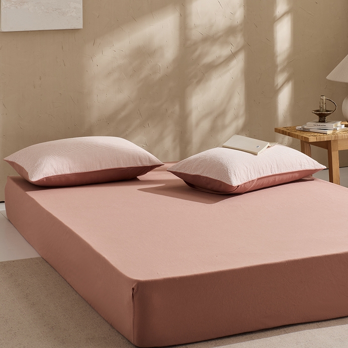 91家纺网 家纺一手货源 找家纺 LADYCOCO可可家居 2025新款针织+梭织夹棉四件套-滚绳款 泡泡纱 条纹粉色