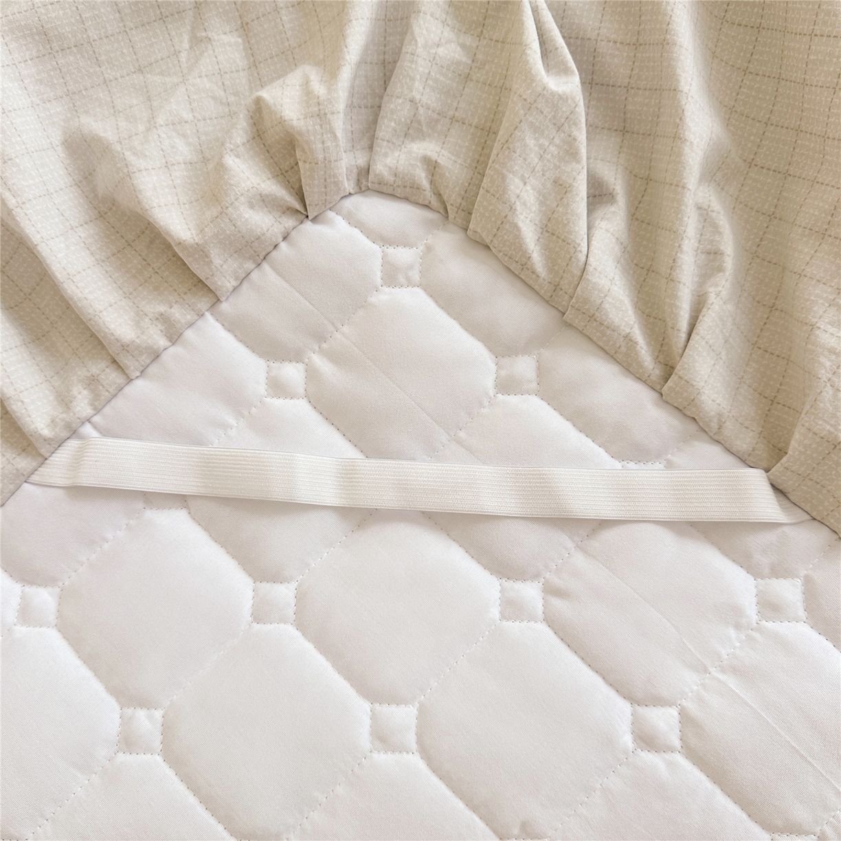 91家纺网 家纺一手货源 找家纺 十个点家纺 2025新款加厚磨毛木棉床裙三件套-格小格系列 格小格-金驼