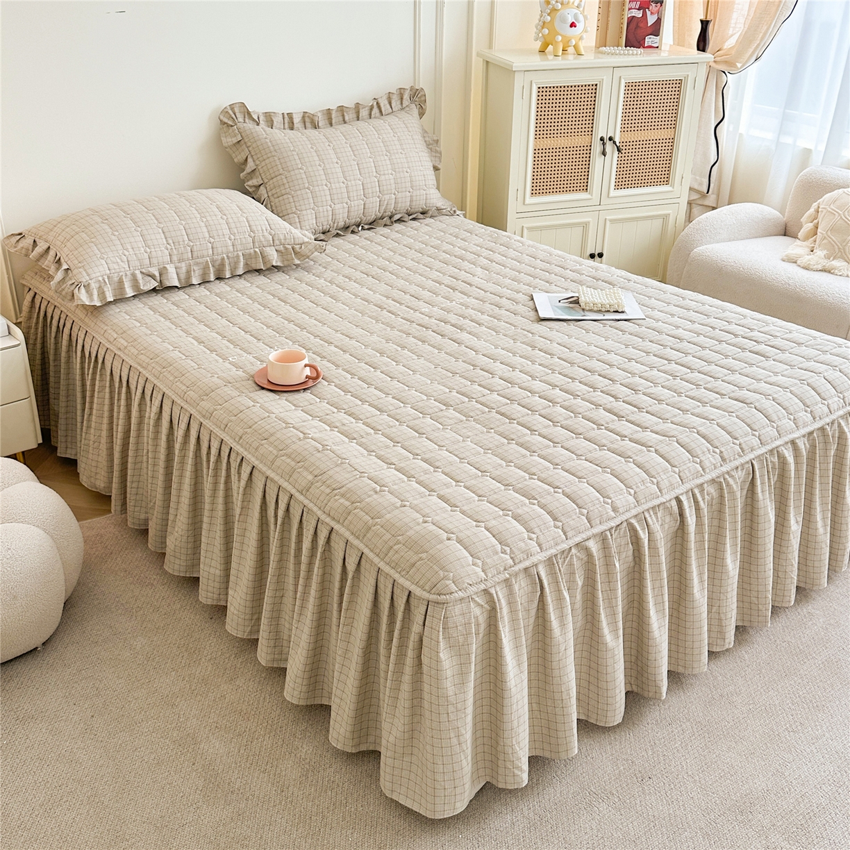 91家纺网 家纺一手货源 找家纺 十个点家纺 2025新款加厚磨毛木棉床裙三件套-格小格系列 格小格-金驼