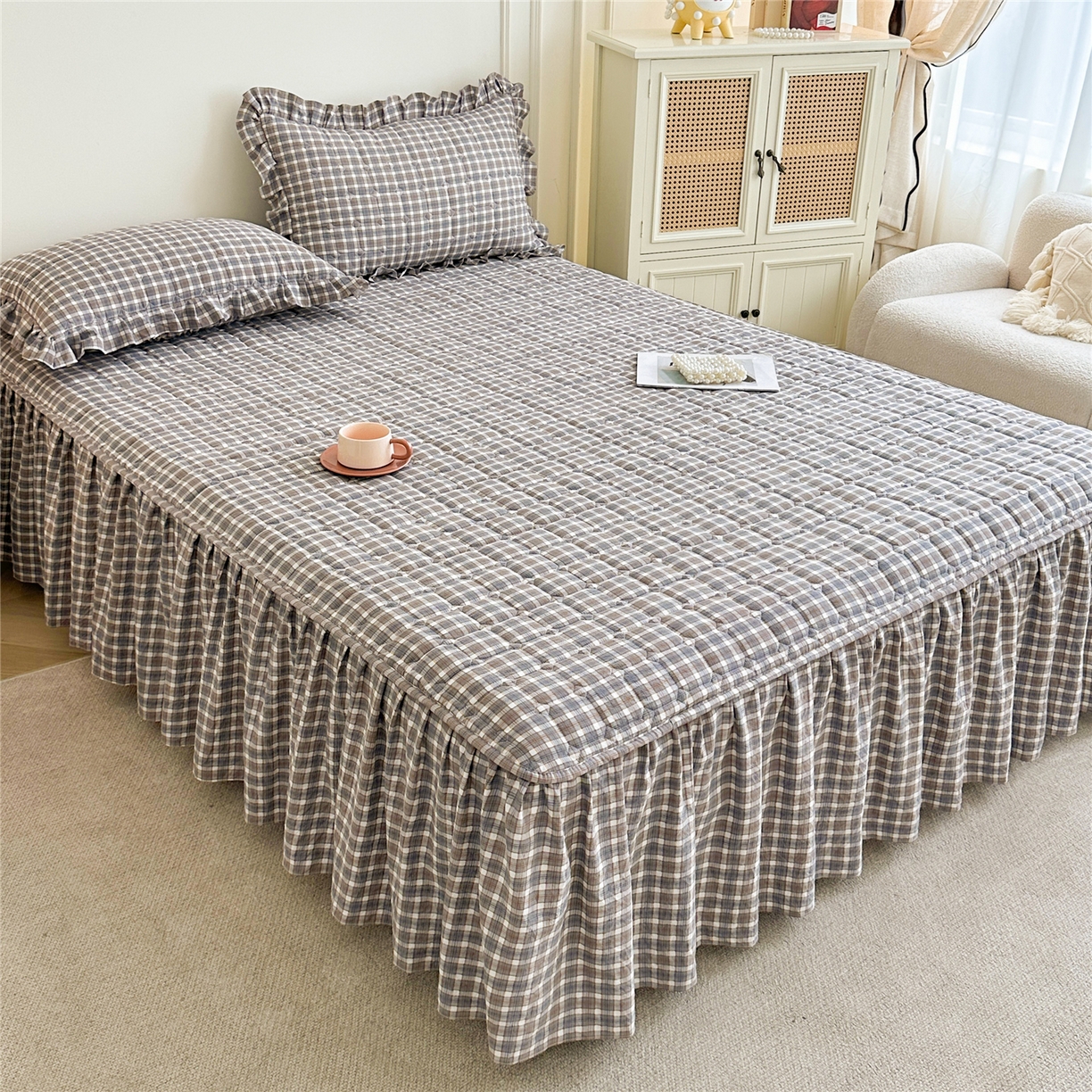 91家纺网 家纺一手货源 找家纺 十个点家纺 2025新款加厚磨毛木棉床裙三件套-格小格系列 格小格-咖