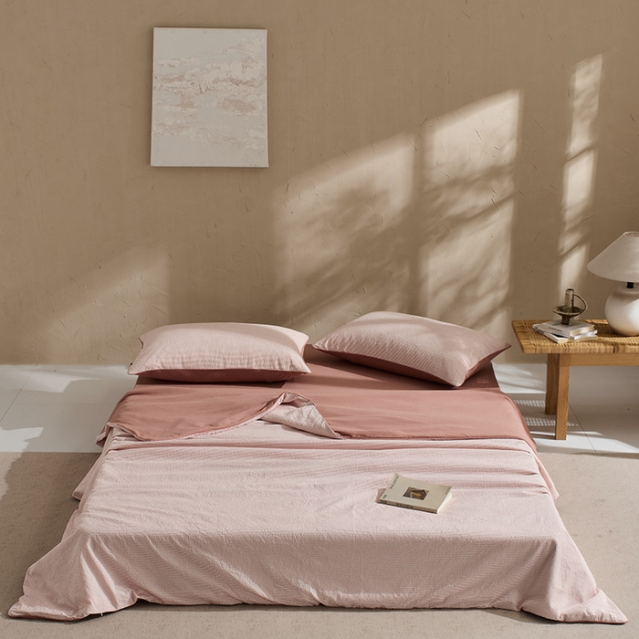 91家纺网 家纺一手货源 找家纺 LADYCOCO可可家居 2025新款针织+梭织夹棉四件套-滚绳款 泡泡纱 条纹粉色