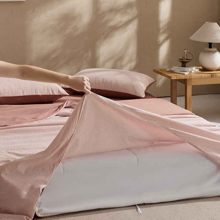 91家纺网 家纺一手货源 找家纺 LADYCOCO可可家居 2025新款针织+梭织夹棉四件套-滚绳款 泡泡纱 条纹粉色