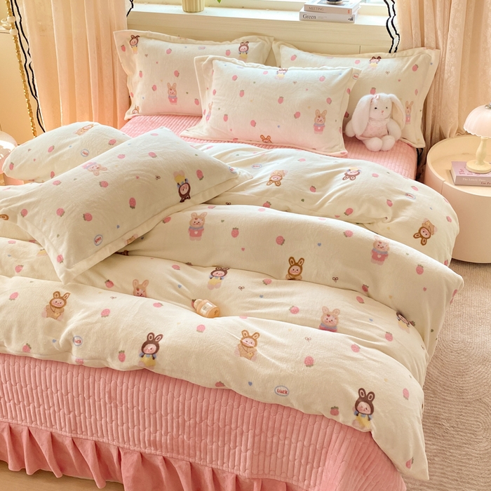 91家纺网 家纺一手货源 找家纺 富之航家纺 2025秋冬新款牛奶绒印花床盖四件套 织梦空间