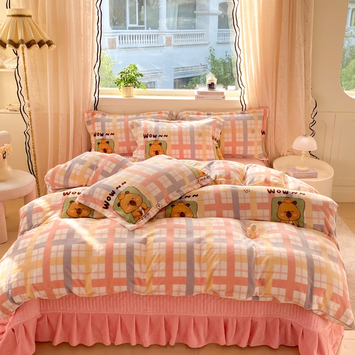 91家纺网 家纺一手货源 找家纺 富之航家纺 2025秋冬新款牛奶绒印花床盖四件套 小格熊