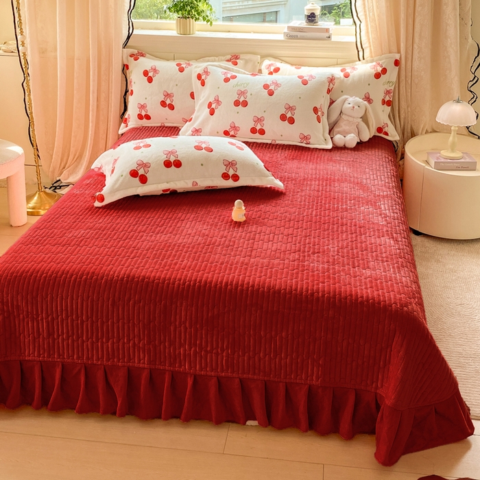 91家纺网 家纺一手货源 找家纺 富之航家纺 2025秋冬新款牛奶绒印花床盖四件套 甜蜜樱桃