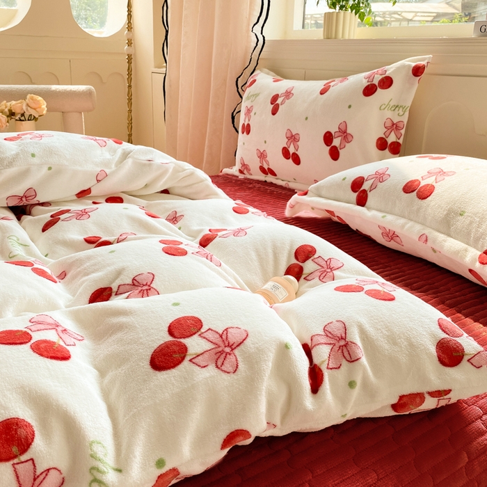 91家纺网 家纺一手货源 找家纺 富之航家纺 2025秋冬新款牛奶绒印花床盖四件套 甜蜜樱桃