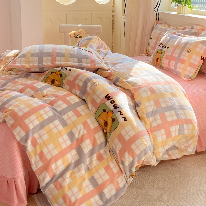 91家纺网 家纺一手货源 找家纺 富之航家纺 2025秋冬新款牛奶绒印花床盖四件套 小格熊