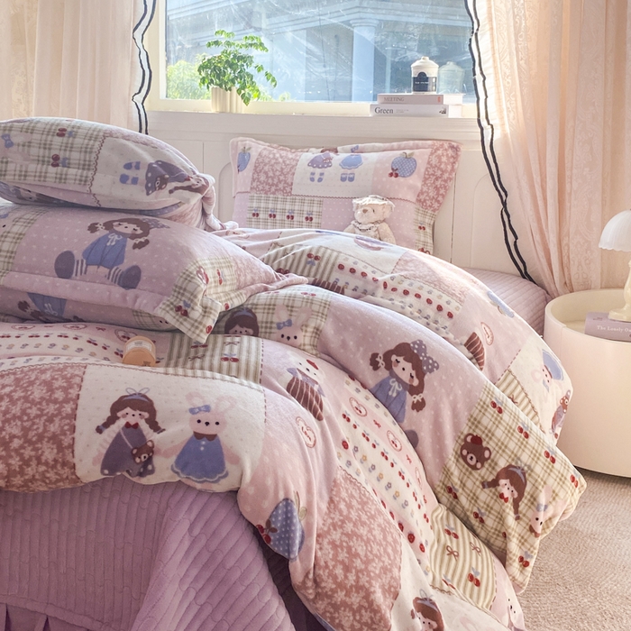 91家纺网 家纺一手货源 找家纺 富之航家纺 2025秋冬新款牛奶绒印花床盖四件套 快乐小女孩