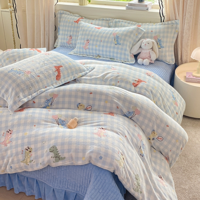 91家纺网 家纺一手货源 找家纺 富之航家纺 2025秋冬新款牛奶绒印花床盖四件套 欢乐恐龙