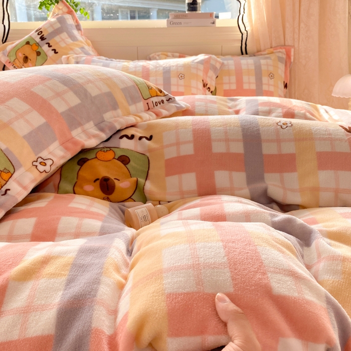91家纺网 家纺一手货源 找家纺 富之航家纺 2025秋冬新款牛奶绒印花床盖四件套 小格熊