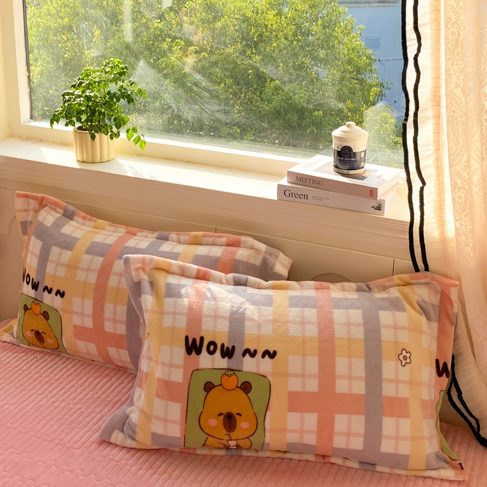 91家纺网 家纺一手货源 找家纺 富之航家纺 2025秋冬新款牛奶绒印花床盖四件套 小格熊