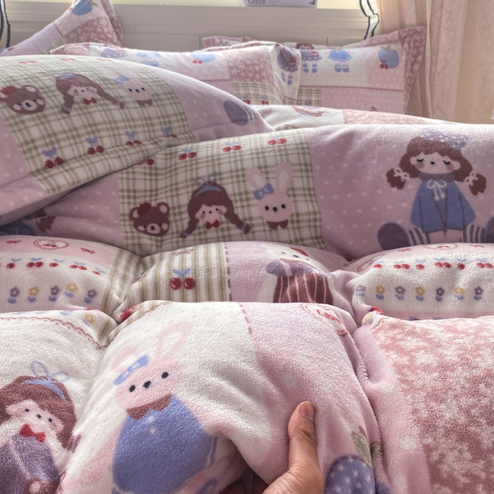 91家纺网 家纺一手货源 找家纺 富之航家纺 2025秋冬新款牛奶绒印花床盖四件套 快乐小女孩