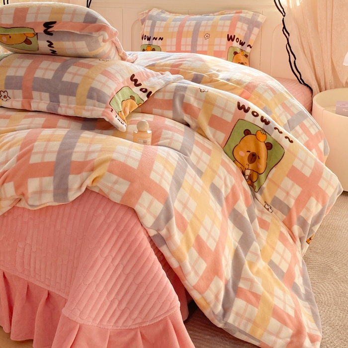 91家纺网 家纺一手货源 找家纺 富之航家纺 2025秋冬新款牛奶绒印花床盖四件套 小格熊