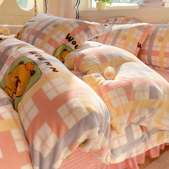 91家纺网 家纺一手货源 找家纺 富之航家纺 2025秋冬新款牛奶绒印花床盖四件套 小格熊