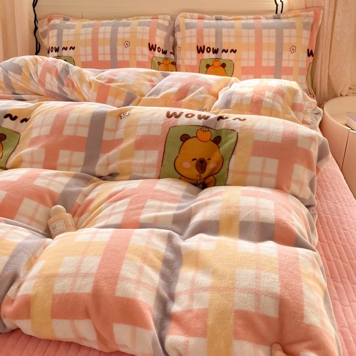 91家纺网 家纺一手货源 找家纺 富之航家纺 2025秋冬新款牛奶绒印花床盖四件套 小格熊