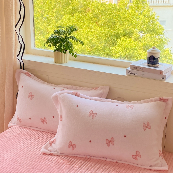 91家纺网 家纺一手货源 找家纺 富之航家纺 2025秋冬新款牛奶绒印花床盖四件套 粉红结