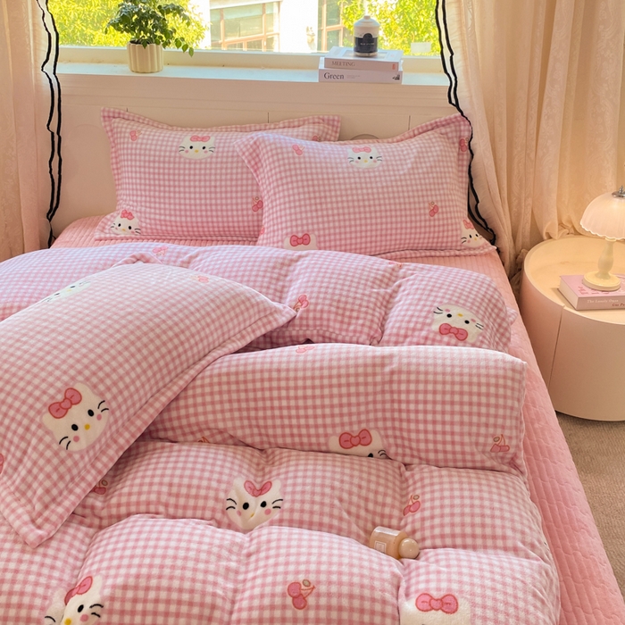 91家纺网 家纺一手货源 找家纺 富之航家纺 2025秋冬新款牛奶绒印花床盖四件套 幸运猫咪