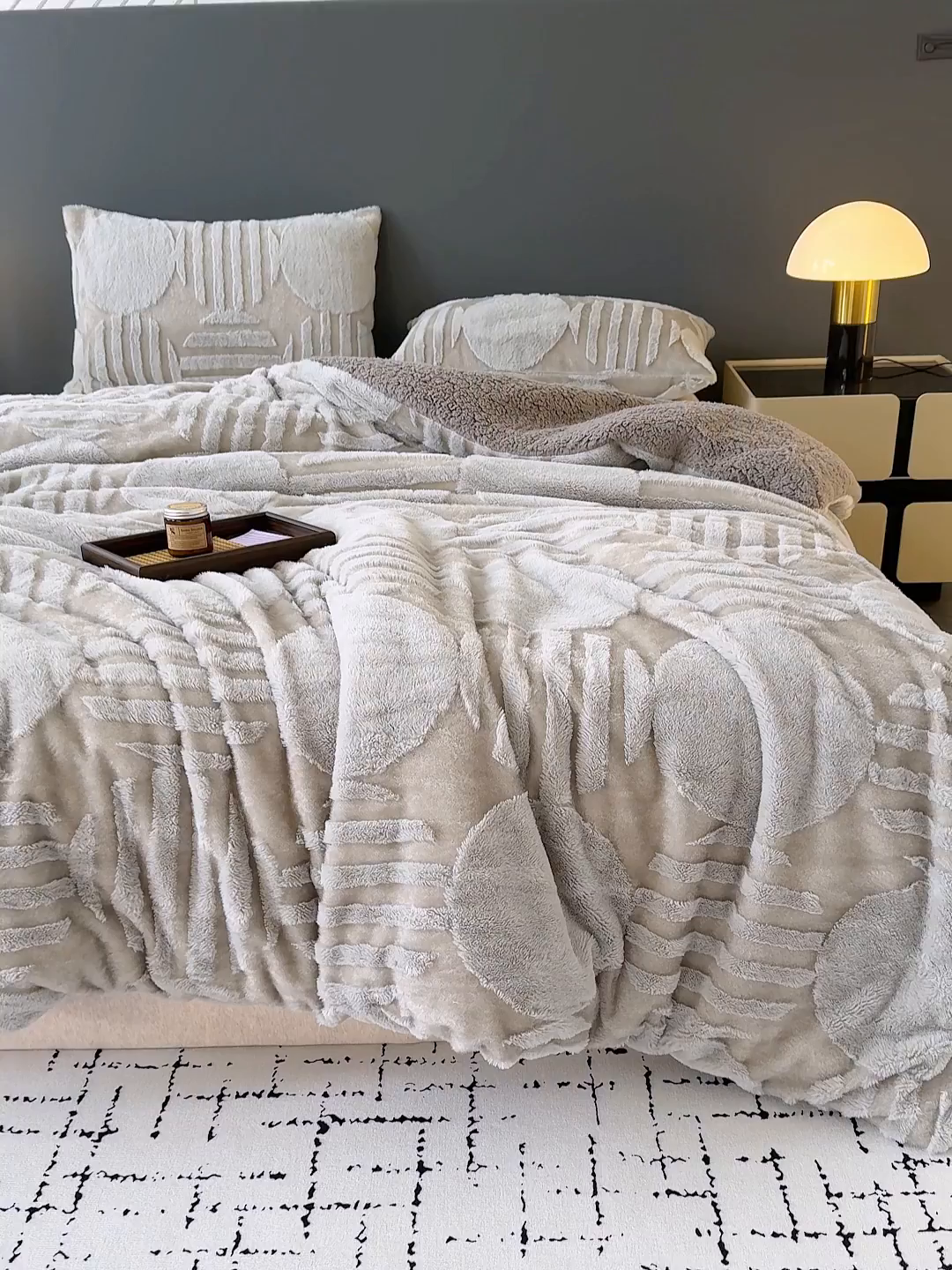 91家纺网 家纺一手货源 找家纺 枋梢家纺 2025新款亮丝兔毛绒兔毛提花北欧几何羊羔绒 双层加厚保暖盖毯 居家午睡保暖毯 几何-浅灰