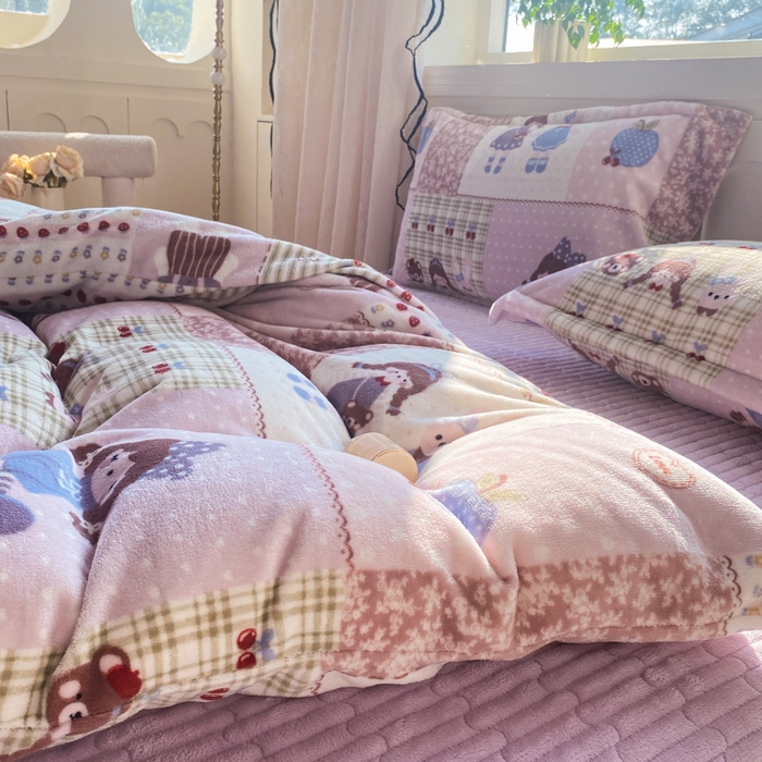 91家纺网 家纺一手货源 找家纺 富之航家纺 2025秋冬新款牛奶绒印花床盖四件套 快乐小女孩