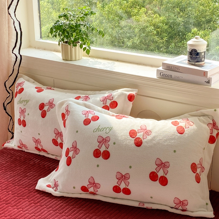 91家纺网 家纺一手货源 找家纺 富之航家纺 2025秋冬新款牛奶绒印花床盖四件套 甜蜜樱桃