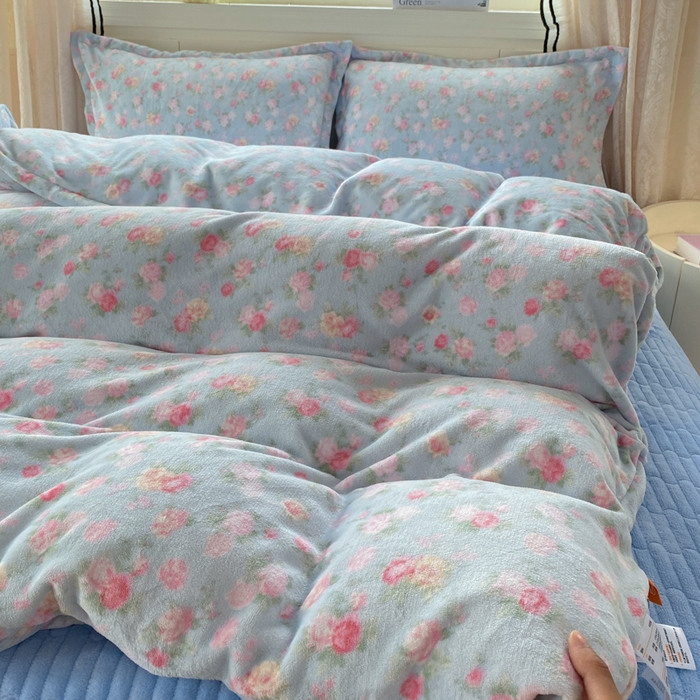 91家纺网 家纺一手货源 找家纺 富之航家纺 2025秋冬新款牛奶绒印花床盖四件套 花间梦