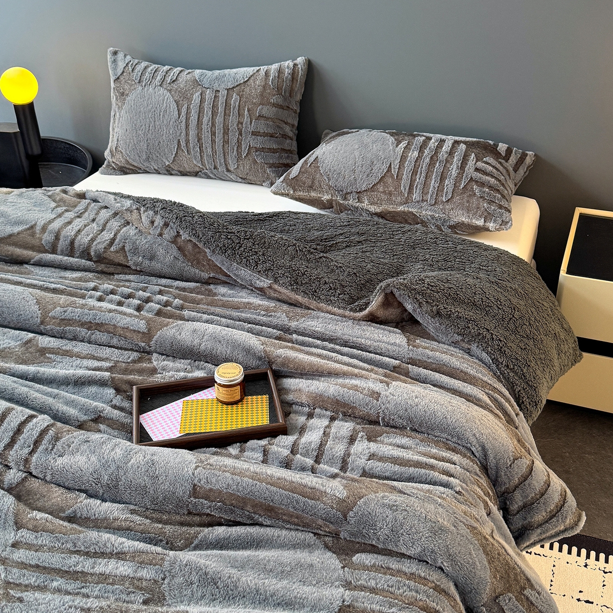 91家纺网 家纺一手货源 找家纺 枋梢家纺 2025新款亮丝兔毛绒兔毛提花北欧几何羊羔绒 双层加厚保暖盖毯 居家午睡保暖毯 几何-深灰