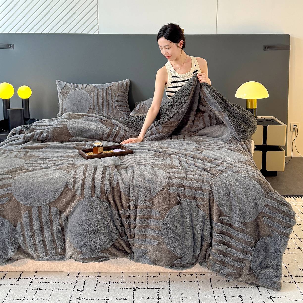 91家纺网 家纺一手货源 找家纺 枋梢家纺 2025新款亮丝兔毛绒兔毛提花北欧几何羊羔绒 双层加厚保暖盖毯 居家午睡保暖毯 几何-深灰