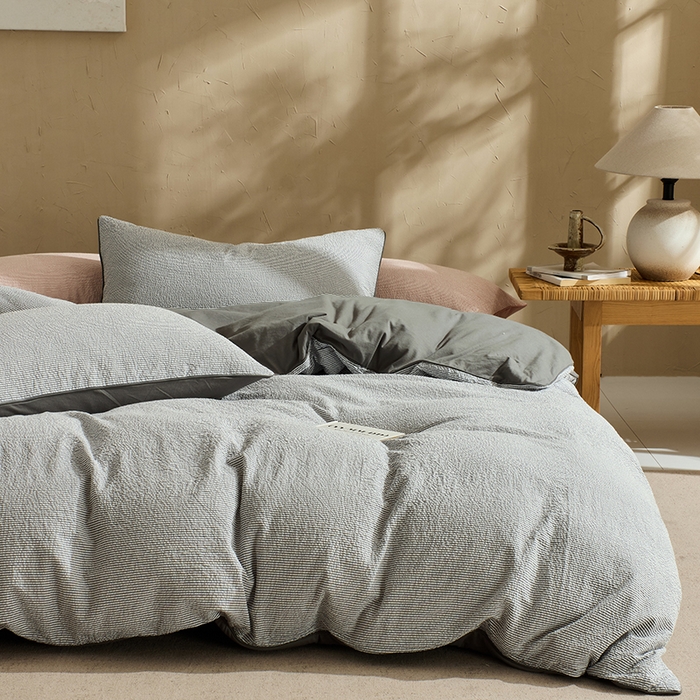 91家纺网 家纺一手货源 找家纺 LADYCOCO可可家居 2025新款针织+梭织夹棉四件套-滚绳款 泡泡纱 条纹灰色