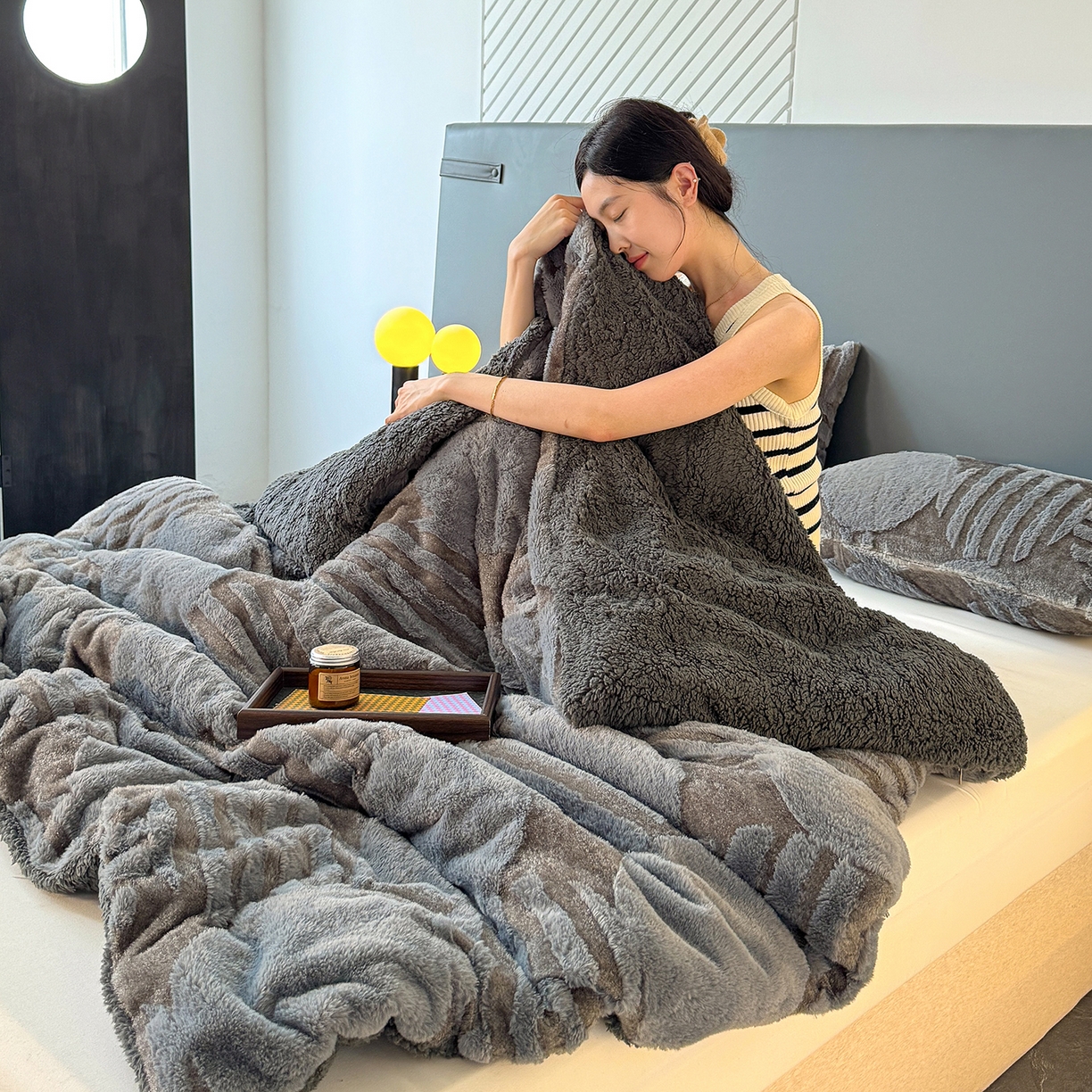 91家纺网 家纺一手货源 找家纺 枋梢家纺 2025新款亮丝兔毛绒兔毛提花北欧几何羊羔绒 双层加厚保暖盖毯 居家午睡保暖毯 几何-深灰