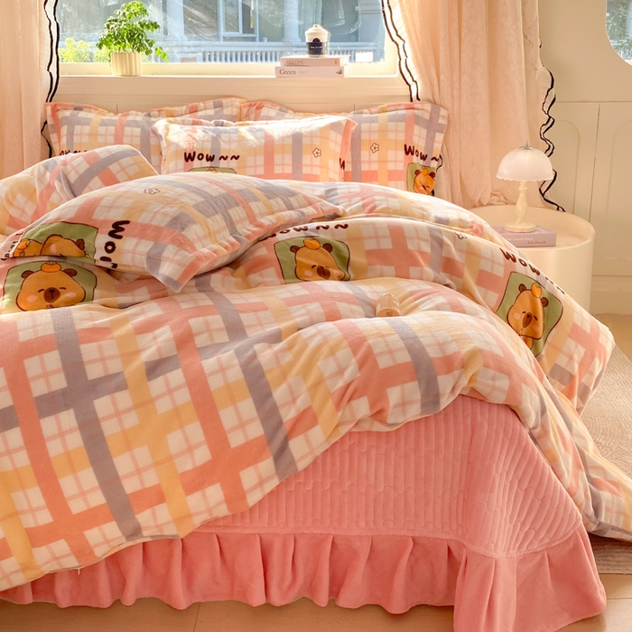 91家纺网 家纺一手货源 找家纺 富之航家纺 2025秋冬新款牛奶绒印花床盖四件套 小格熊