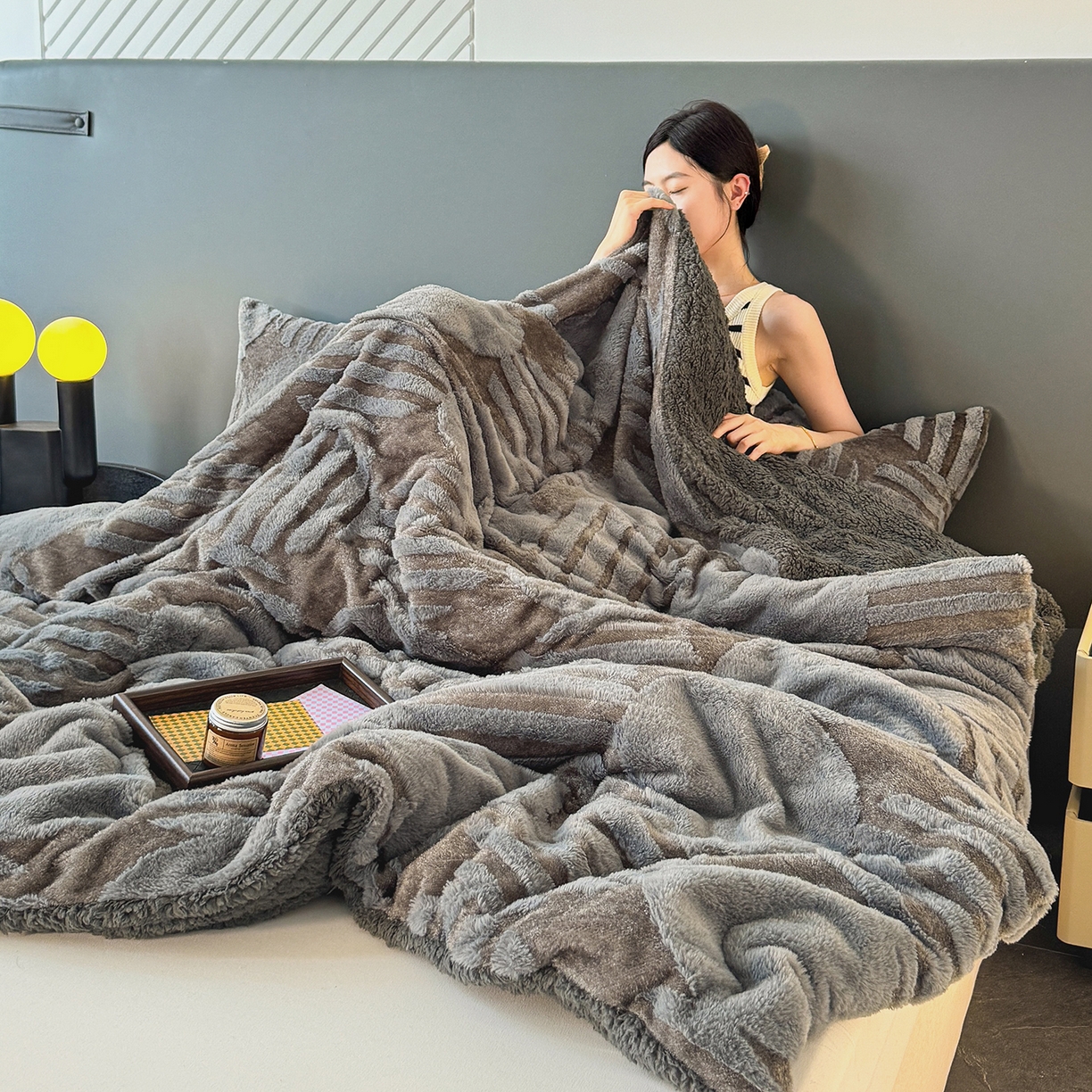 91家纺网 家纺一手货源 找家纺 枋梢家纺 2025新款亮丝兔毛绒兔毛提花北欧几何羊羔绒 双层加厚保暖盖毯 居家午睡保暖毯 几何-深灰