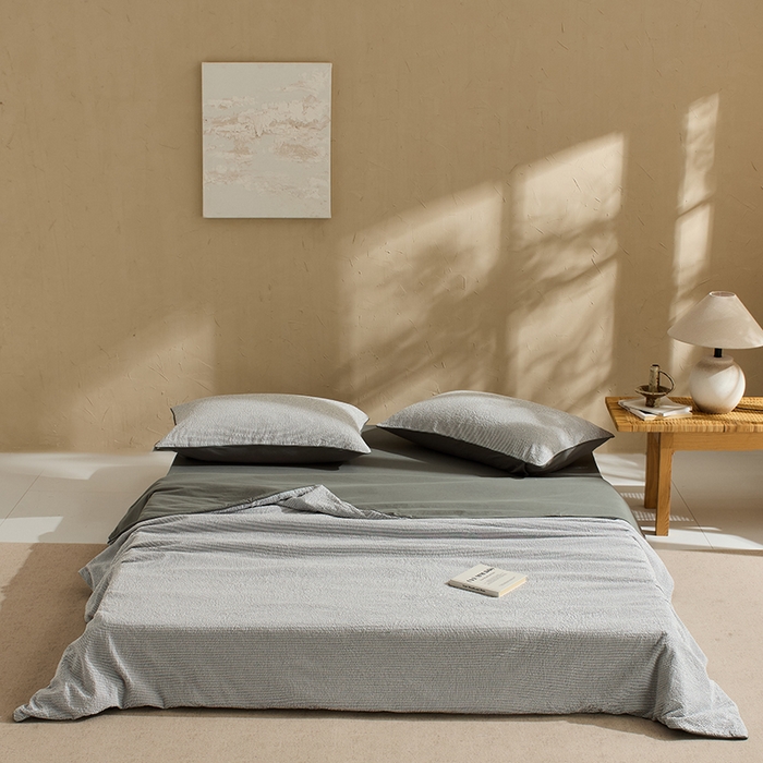 91家纺网 家纺一手货源 找家纺 LADYCOCO可可家居 2025新款针织+梭织夹棉四件套-滚绳款 泡泡纱 条纹灰色