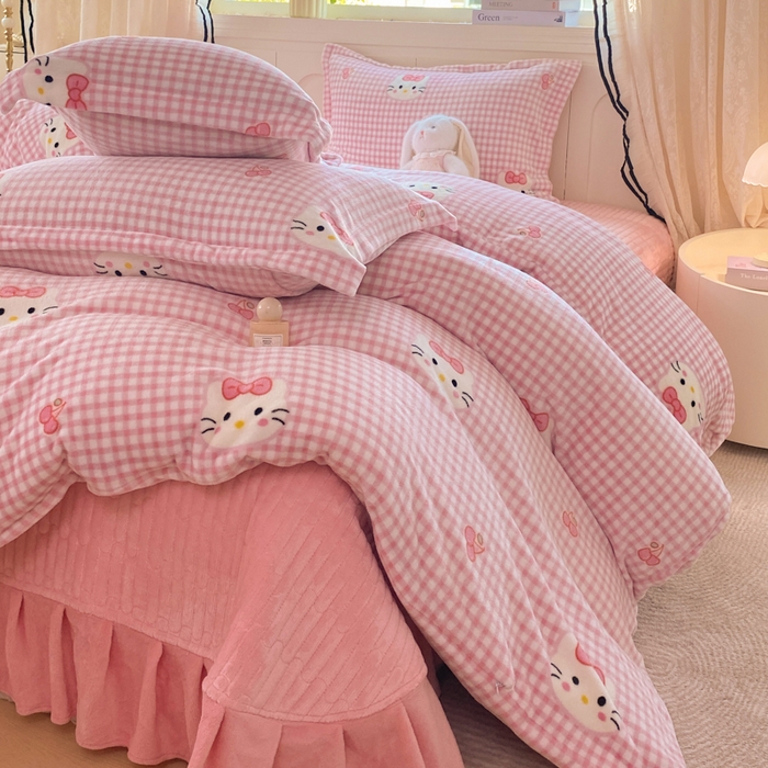 91家纺网 家纺一手货源 找家纺 富之航家纺 2025秋冬新款牛奶绒印花床盖四件套 幸运猫咪